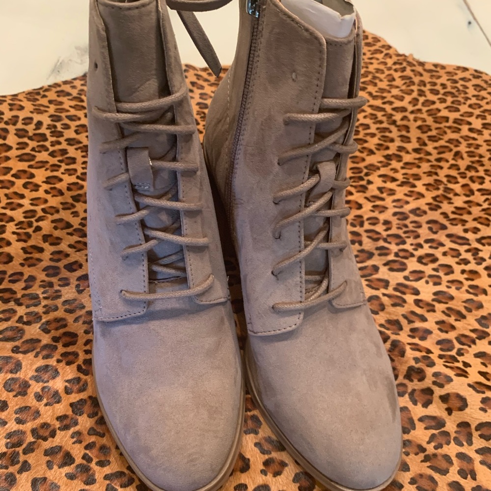 Women’s size 11 Laceup with side zipper booties
